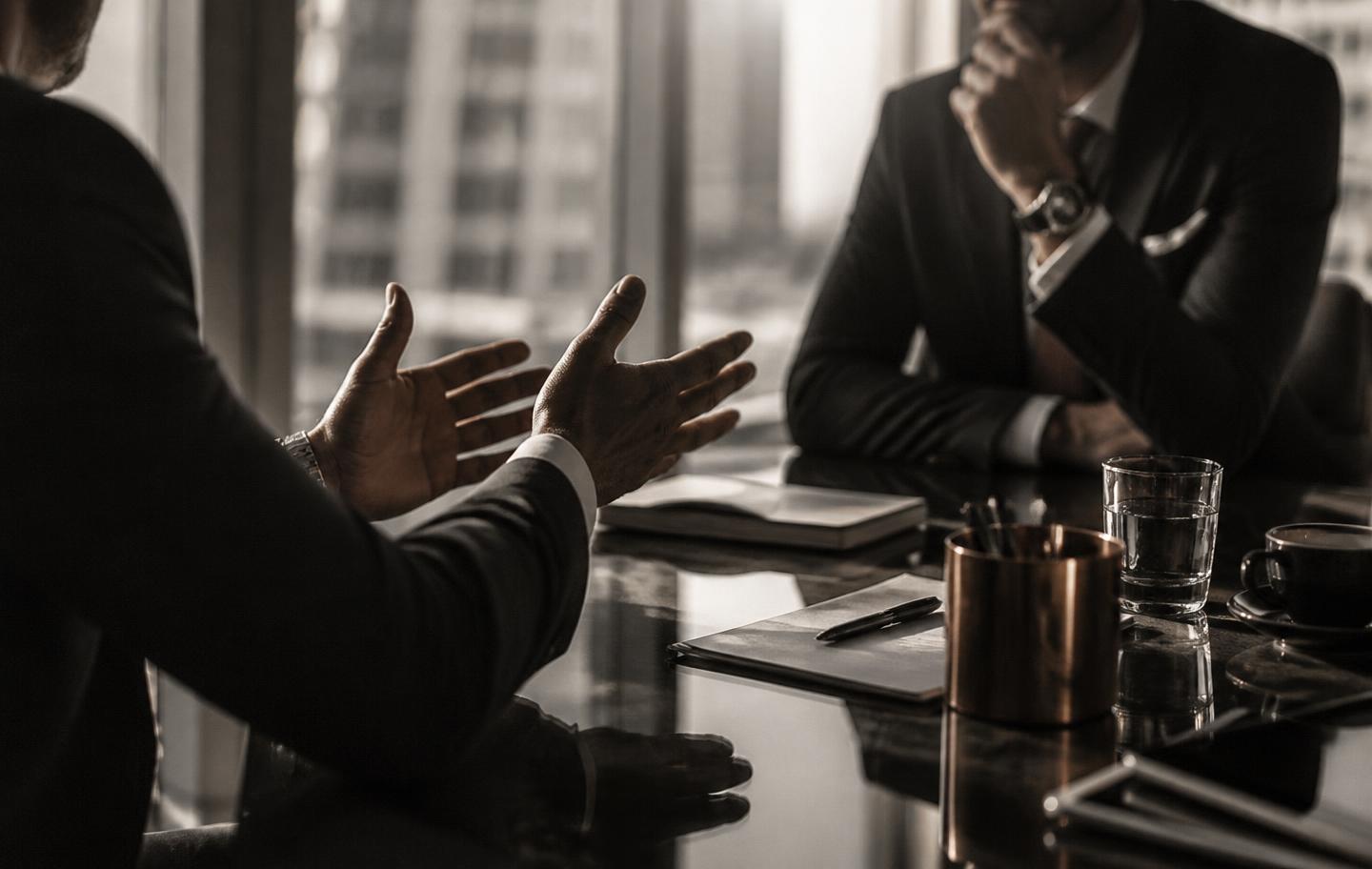 Confronto tra manager attorno a un tavolo riunioni